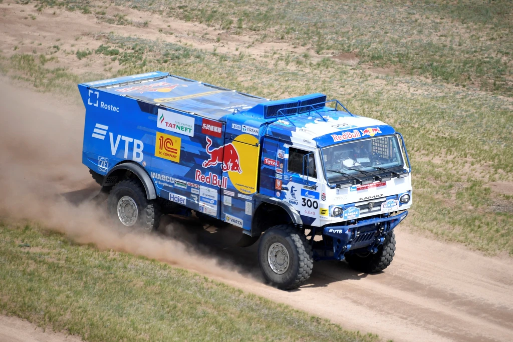 Truk Kamaz KAMAZ Master melintasi medan gurun dalam ajang Reli Dakar