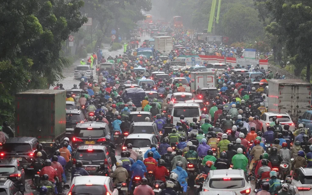 Banjir Jalan DI Panjaitan Jatinegara Sebabkan Lalu Lintas Padat