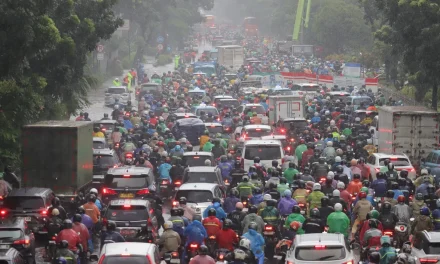 Banjir Jalan DI Panjaitan Jatinegara Sebabkan Lalu Lintas Padat