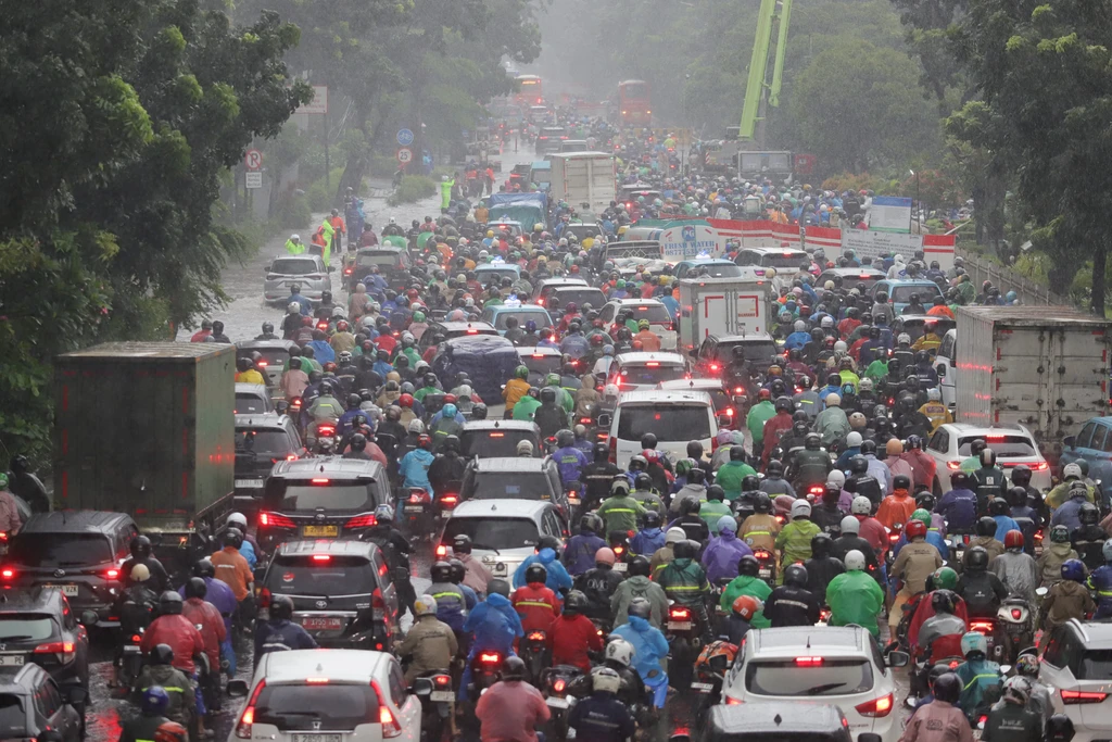 Banjir menggenangi Jalan DI Panjaitan Jatinegara Jakarta Timur