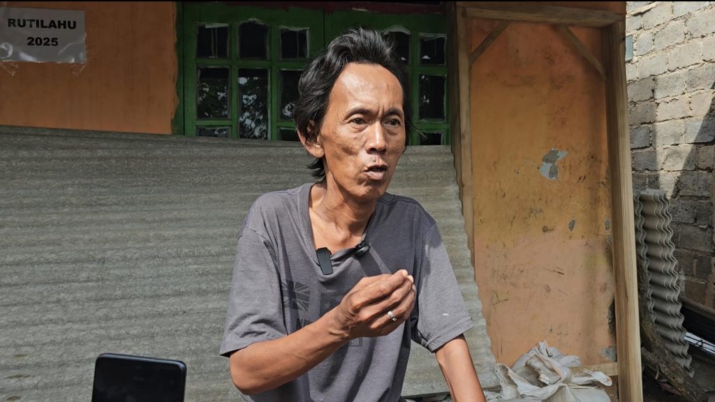 Pedagang es kue jadul berjalan kaki menjajakan dagangan di kawasan perkotaan Jakarta