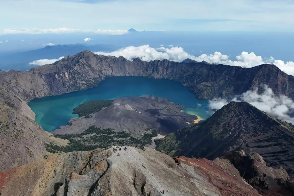 Pemandangan Gunung Rinjani dengan wisatawan mendaki