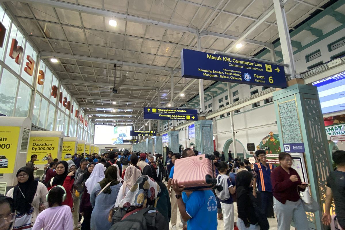 Arus balik Natal dan Tahun Baru 2026 di Stasiun Pasar Senen dan Gambir Jakarta terpantau padat