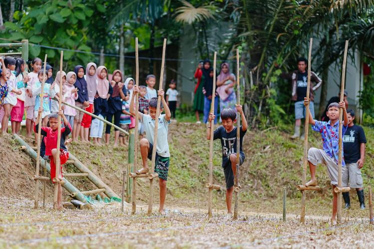 Aktivitas masyarakat Desa Budaya dalam menjaga tradisi lokal