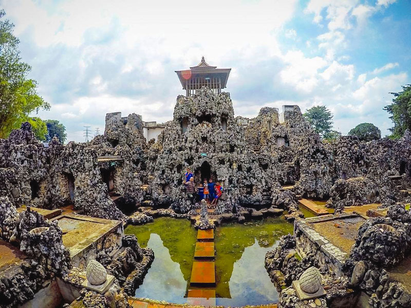 Kompleks Gua Sunyaragi Cirebon dengan arsitektur batu karang