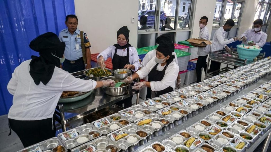 Petugas menyiapkan dan mendistribusikan makanan dalam Program Makan Bergizi Gratis