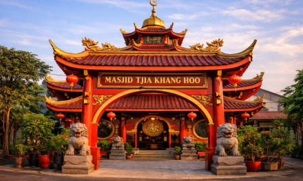 Disangka Kelenteng, Bangunan Merah di Jaktim Ternyata Masjid