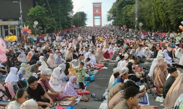Jembatan Ampera Jadi Lautan Manusia Saat Idul Fitri 1447 H