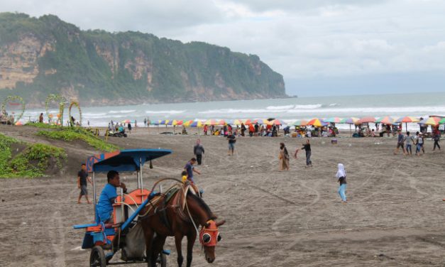 Parangtritis Dipadati 50 Ribu Wisatawan Saat Libur Lebaran 2026