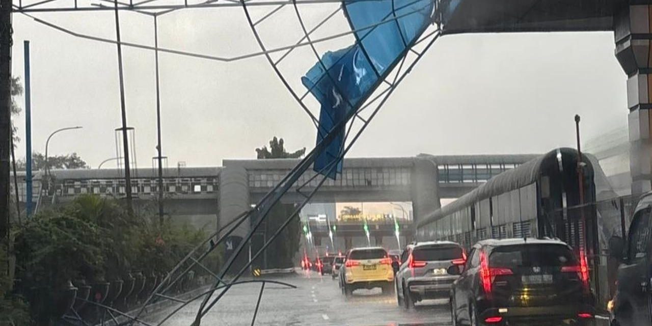 Hujan Deras Terjang Jakarta, Pohon Tumbang Ganggu Ruas Tol