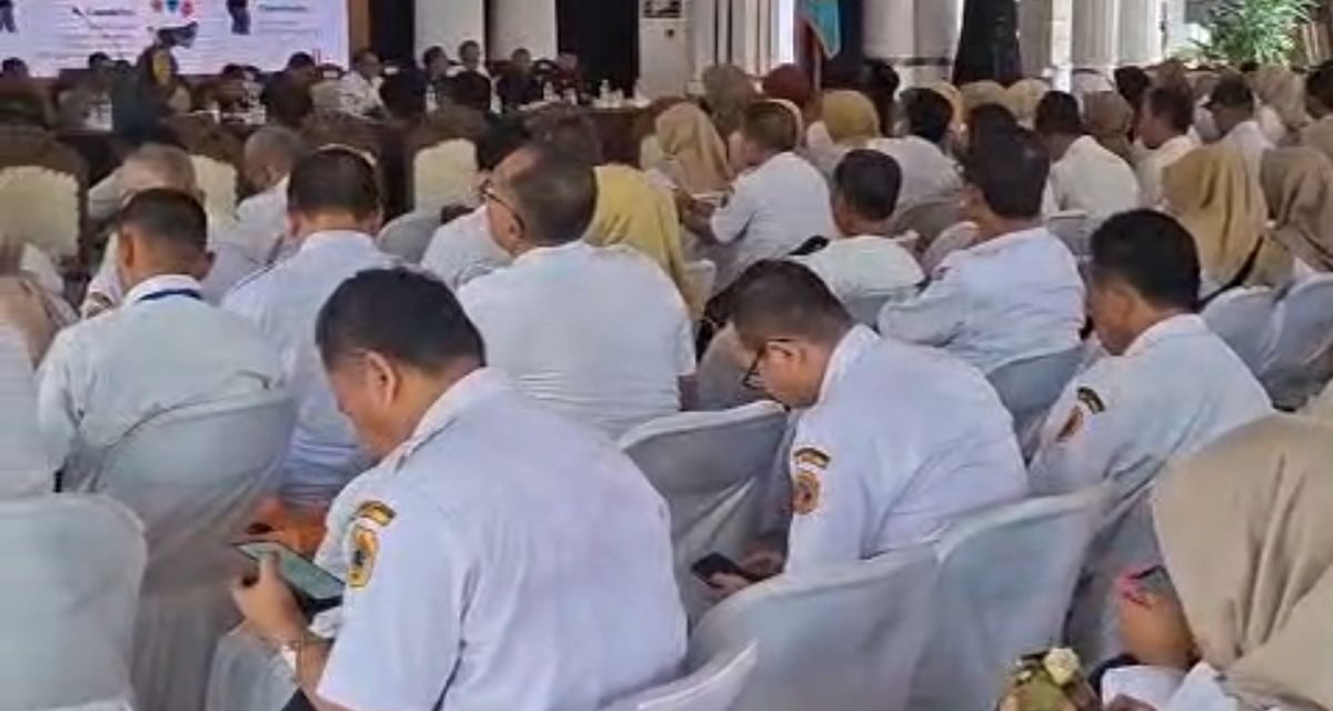 Viral! Pejabat Pati Kedapatan Main HP Saat Sosialisasi KPK