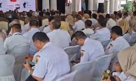 Viral! Pejabat Pati Kedapatan Main HP Saat Sosialisasi KPK