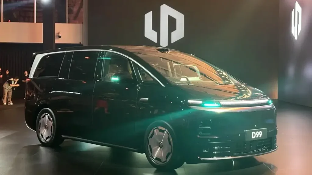 Leapmotor D99 MPV listrik premium berwarna putih dengan desain modern dan kabin mewah saat peluncuran global.