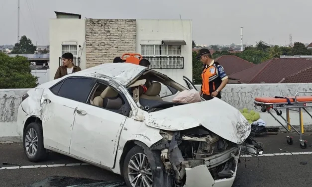 Kecelakaan Beruntun Tol Becakayu KM 07.400, Mobil Tabrakan