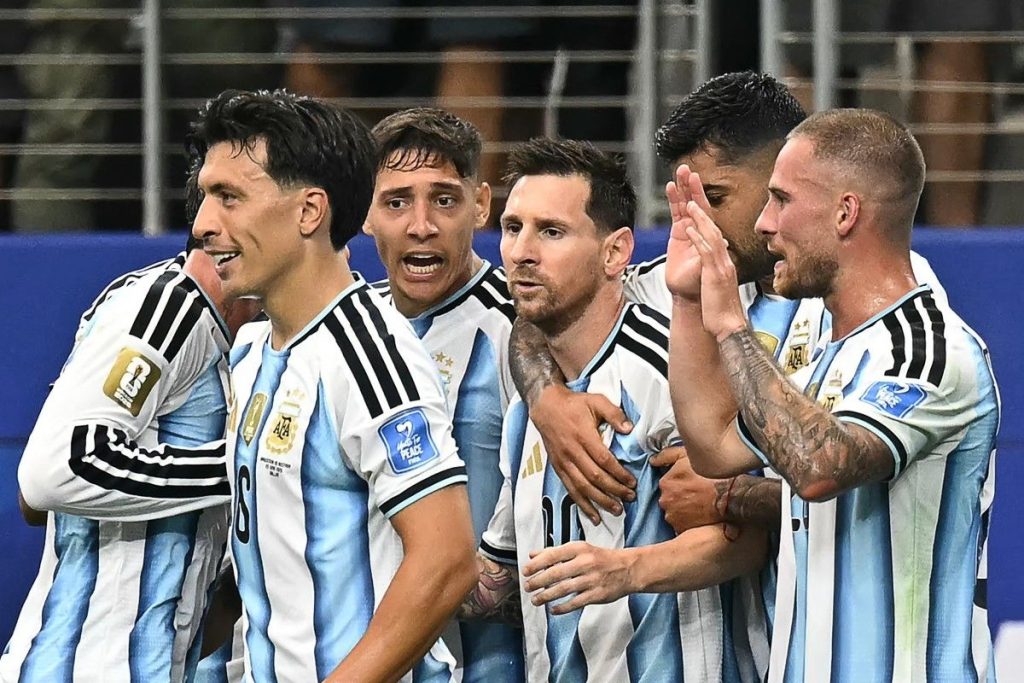 Lionel Messi merayakan gol saat Argentina mengalahkan Austria 2-0