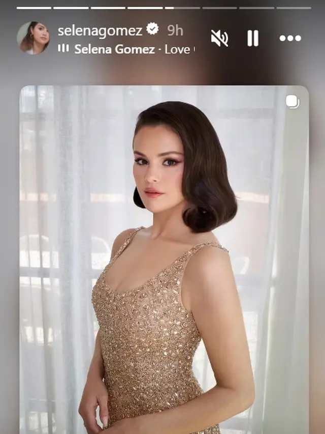 Selena Gomez mengenakan gaun emas Oscar de la Renta saat menghadiri pernikahan Taylor Swift dan Travis Kelce di Madison Square Garden, New York.