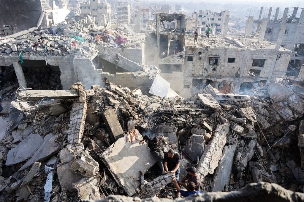 Tim penyelamat mengevakuasi korban dari reruntuhan rumah keluarga al-Masri setelah serangan udara Israel di kawasan Sabra, Kota Gaza.