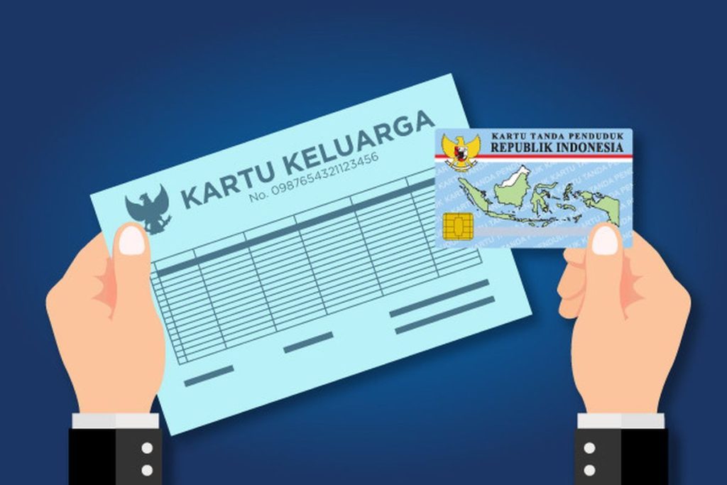 Ilustrasi dokumen kependudukan seperti KTP dan KK yang menjelaskan aturan penulisan nama sesuai ketentuan resmi Kemendagri.