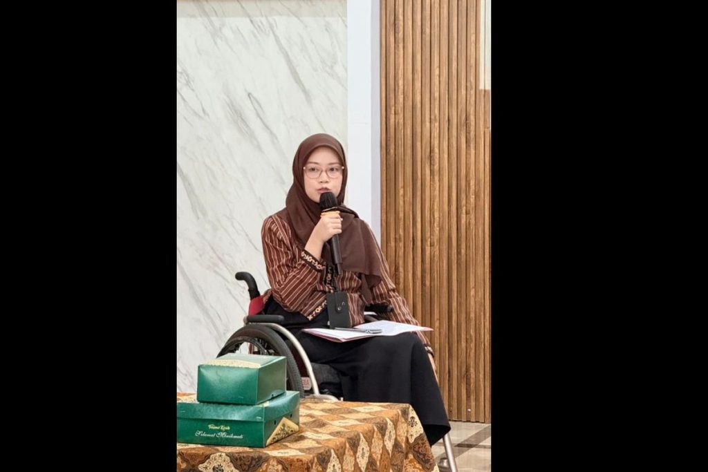 Mutiara Dayuanti menggunakan kursi roda saat berangkat bekerja sebagai ASN setelah menjalani operasi tumor tulang belakang dan rehabilitasi jangka panjang.