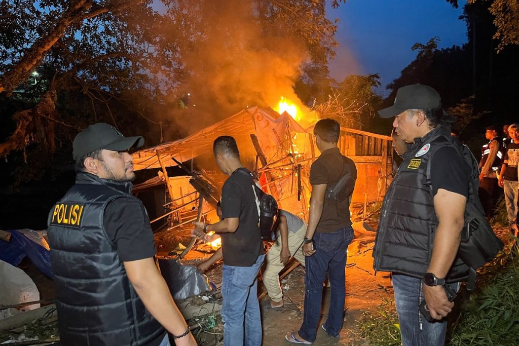 Petugas Polrestabes Medan menggerebek dan membakar barak narkoba di Klambir V setelah menangkap seorang terduga pengedar serta mengamankan barang bukti.