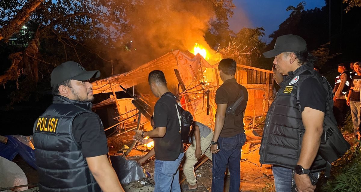 Drama Penggerebekan Barak Narkoba, Polisi Dihadang Warga