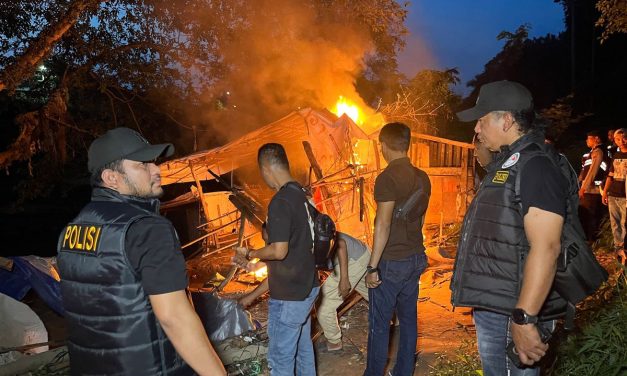 Drama Penggerebekan Barak Narkoba, Polisi Dihadang Warga