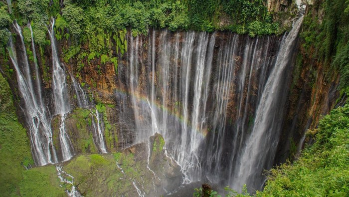 Panorama destinasi kota berhawa dingin di Indonesia dengan pegunungan hijau dan udara sejuk selain Kota Batu.