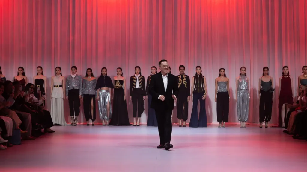 Koleksi Après la Révolution Yosafat Dwi Kurniawan dalam The Langham Fashion Soiree 2026.