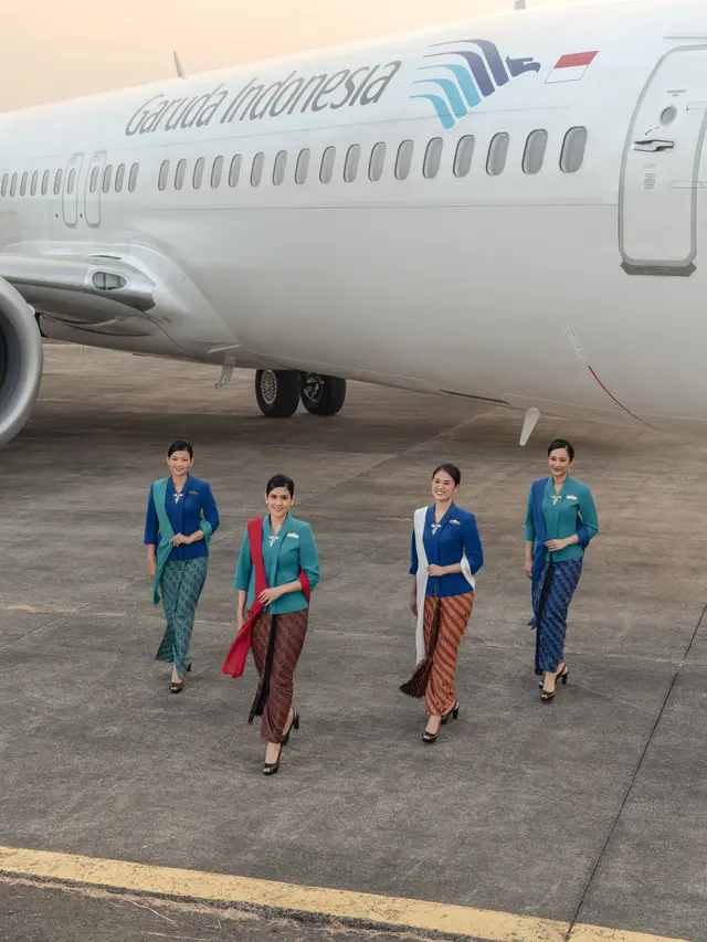 Seragam baru Garuda Indonesia dengan kebaya, batik motif lereng, selendang, dan aksesori kriya Nusantara.