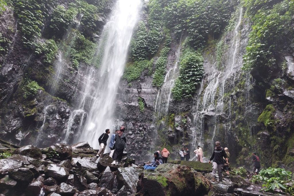 Pemandangan curug di Kabupaten Semarang dengan aliran air dan suasana alam hijau yang asri