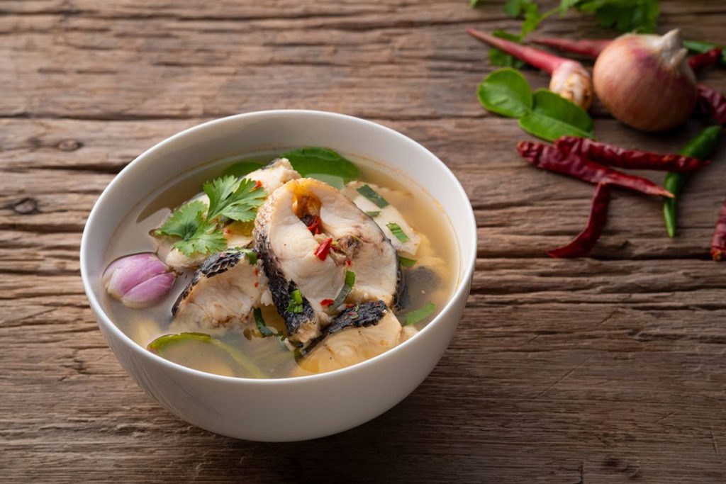 Asem-asem ikan gabus dengan kuah segar bercita rasa asam dan pedas