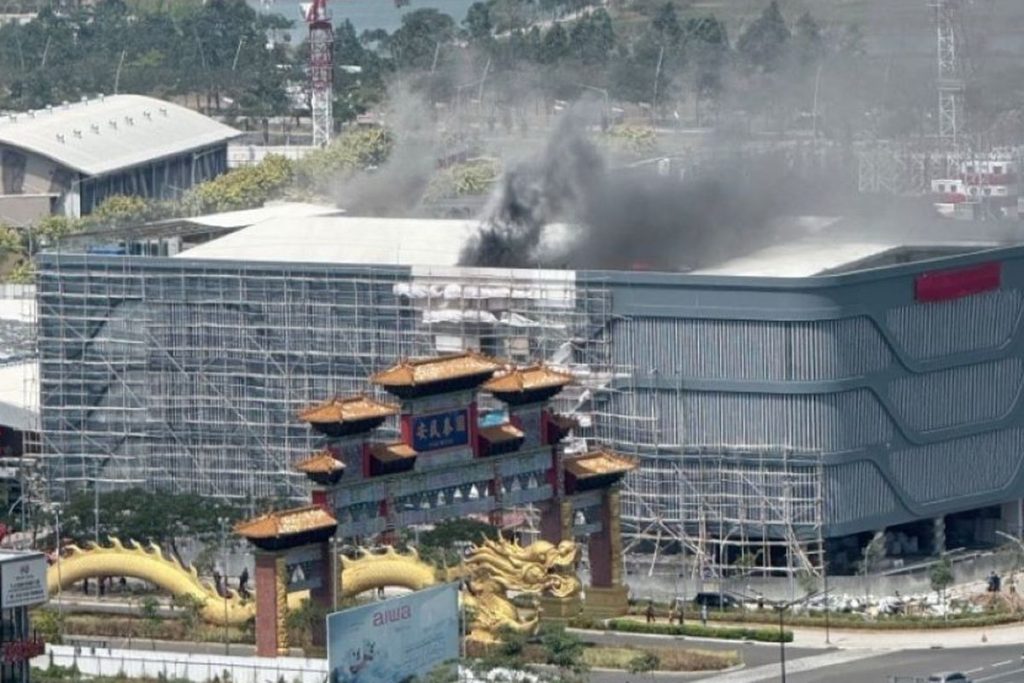 Kebakaran di gedung di PIK 2, Kabupaten Tangerang, Senin (3/8/2026).