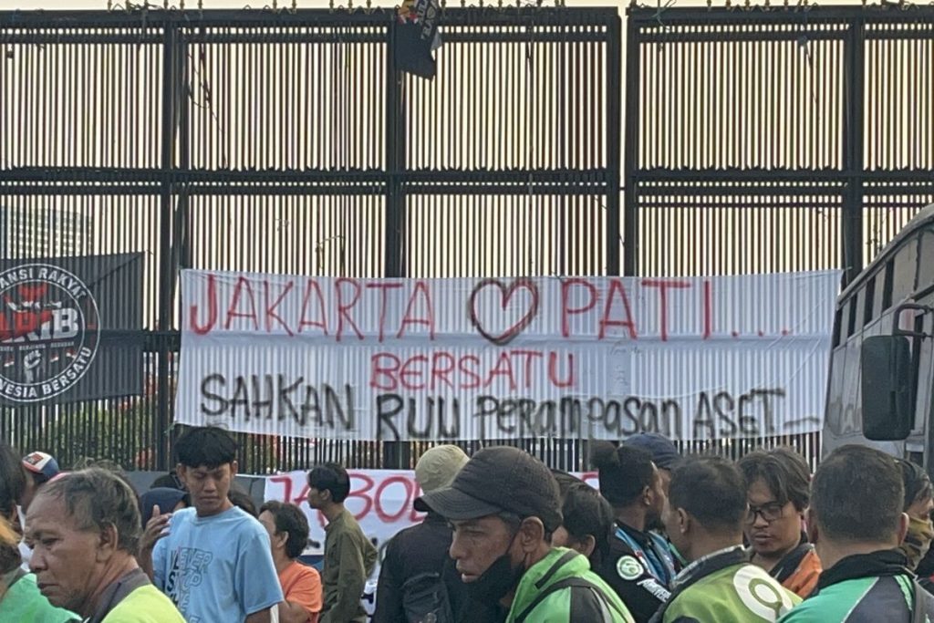 Empat aliansi menggelar demo di depan Gedung DPR pada 27 Agustus 2026