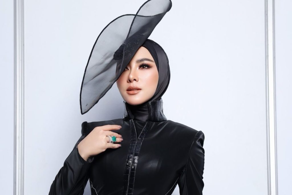 Syahrini tampil glamor dengan gaun hitam saat comeback ke panggung HUT ke-36 SCTV.