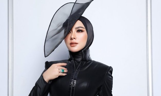 Comeback ke Panggung, Syahrini Tampil Glamor dengan Gaun Hitam dan Cincin Mewah