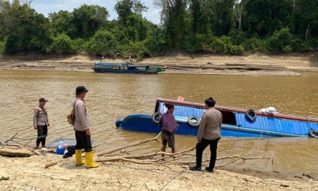 Kapal BUMKA Angkut 4,5 Ton Beras Bantuan Bulog Tenggelam di Kutai Barat