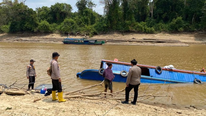 Kapal BUMKA Sebelang pengangkut 4,5 ton beras bantuan Bulog tenggelam di Sungai Kedang Pahu, Kutai Barat.