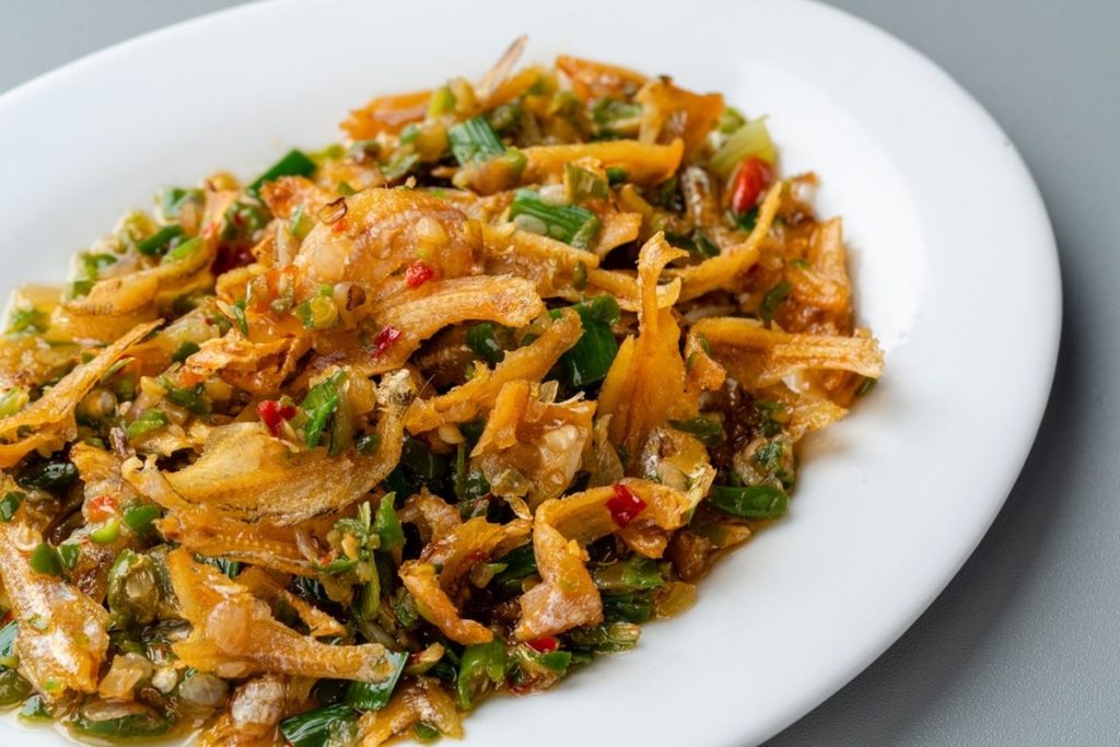 Teri lado mudo khas Riau dengan sambal cabai hijau dan petai