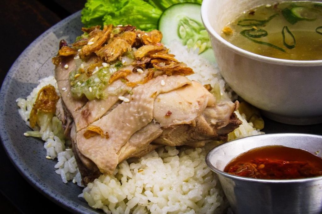 Nasi ayam Hainan gurih dengan kuah lobak dan ayam
