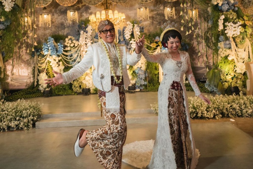Andre Taulany dan Amanda Rigby saat akad nikah adat Jawa
